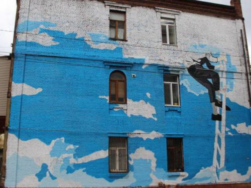 В центре Мариуполя на одном из домов появляется «лестница в небо» (ФОТО)