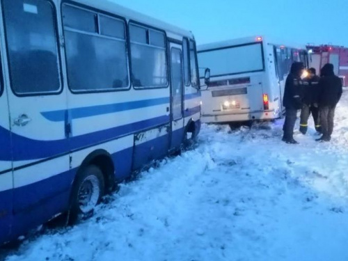 Донетчину занесло снегом: в ловушке оказались более 50 транспортных средств (ФОТО)