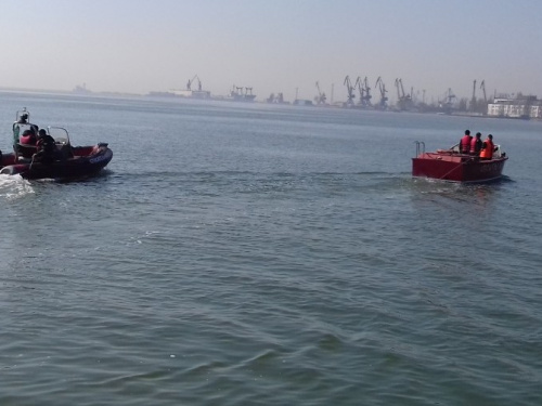 Водолазы вручную очищают дно Азовского моря в Мариуполе