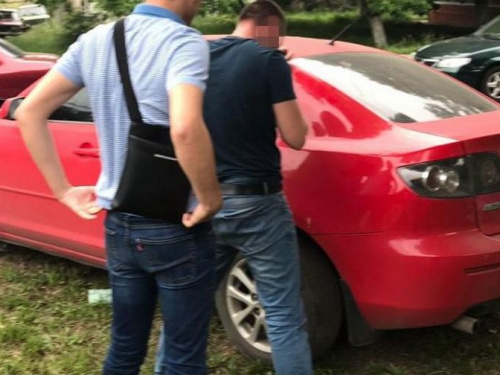 В Донецкой области попавшийся на взятке полицейский пытался убежать и попал в ДТП (ФОТО)