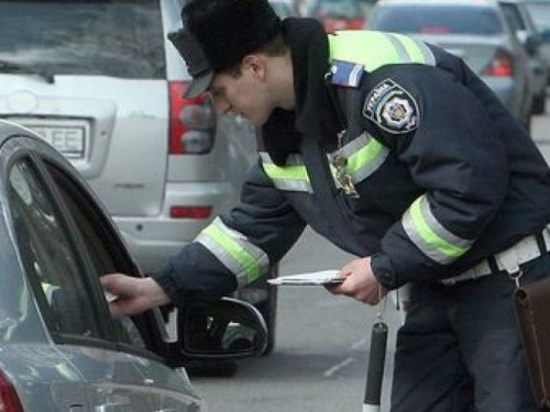 В Мариуполе водитель без прав пытался прийти к компромиссу с помощью взятки (ОПЕРАТИВНАЯ СЪЕМКА)