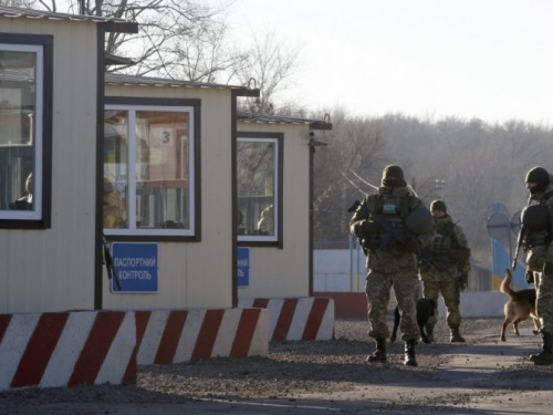 Вблизи Мариуполя пограничники помогли женщине с инвалидностью и онкологическим заболеванием