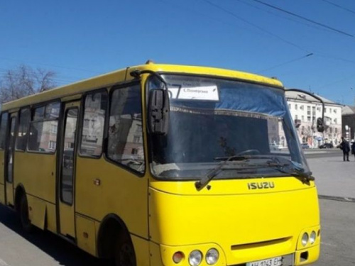 В Мариуполе пассажир разбил стекло в маршрутке. Перевозчика оштрафовали за нарушение норм карантина