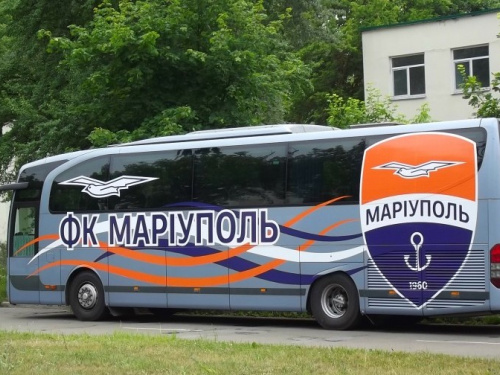 Мариупольские футболисты отправились на сборы в заново брендированном автобусе (ФОТО)