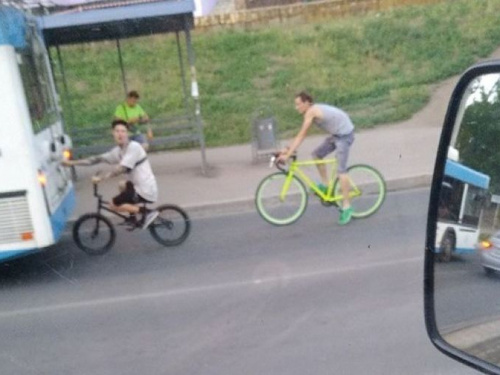 Опасные трюки: На дорогах Мариуполя появились зацеперы (ФОТО)