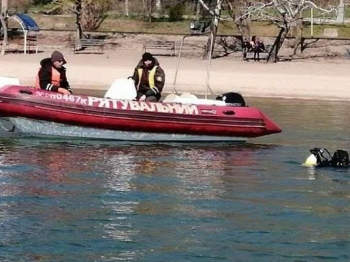 На мариупольских пляжах спасатели чистят акваторию моря (ФОТО)