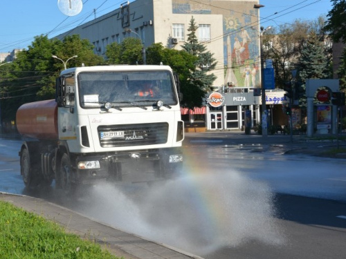 Дороги в Мариуполе снова поливают водой (ФОТО)