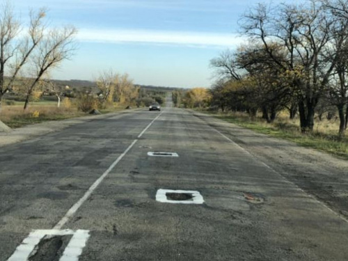 На трассе в Приазовье жители обозначали ямы краской (ФОТОФАКТ)