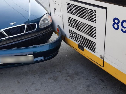 В Мариуполе коммунальный автобус врезался в припаркованный автомобиль (ФОТО)