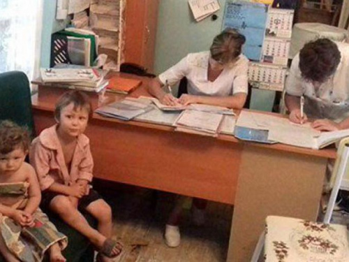 В Донецкой области дети ели из миски дворовых животных, пока их мать гуляла (ФОТО)
