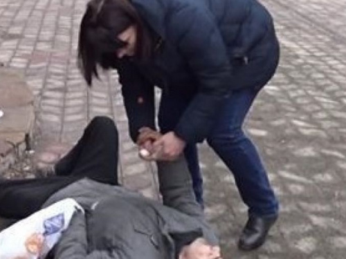 В центре Мариуполя пациент, очнувшись после потери сознания сбежал от скорой (ФОТО+ВИДЕО)