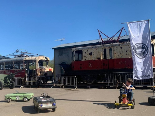 Понівечені  трамваї з Маріуполя – поруч з дитячими розвагами: у москві відкрилася цинічна виставка