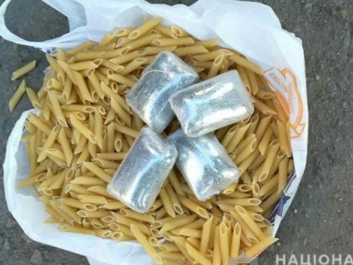 Макароны с сюрпризом: в Мариуполе марихуану спрятали в пакете с макаронными изделиями (ФОТО)