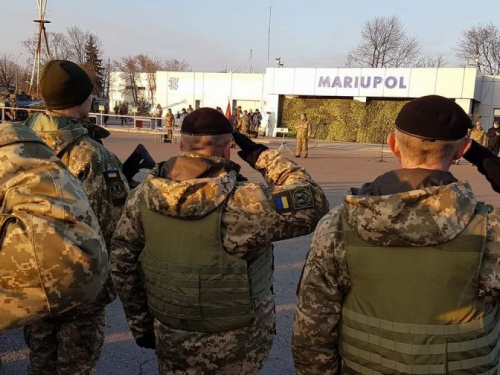 В аэропорту Мариуполя встречают Президента (ФОТОРЕПОРТАЖ)