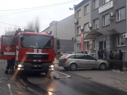 Пожар в бизнес-центре в Мариуполе: эвакуировано около 100 человек (ФОТО)