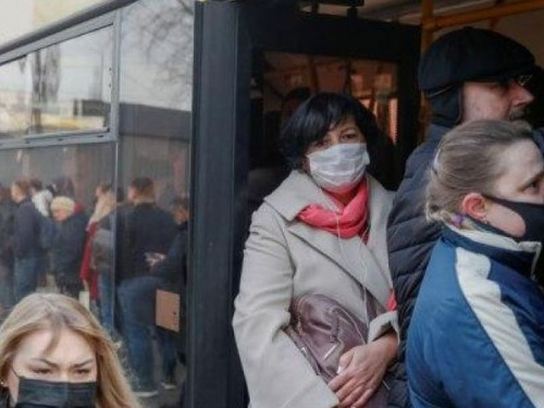 В Мариуполе люди пытались пройти в транспорт без пропуска: задействовали полицию