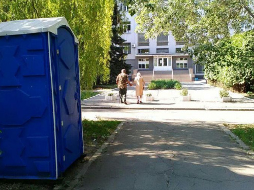 «Блага цивилизации» от Пенсионного фонда в Мариуполе: на тысячи посетителей - два биотуалета (ФОТО)