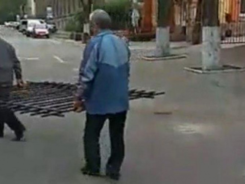 В Мариуполе исчезает ограждение вокруг Центрального отдела полиции (ФОТО)