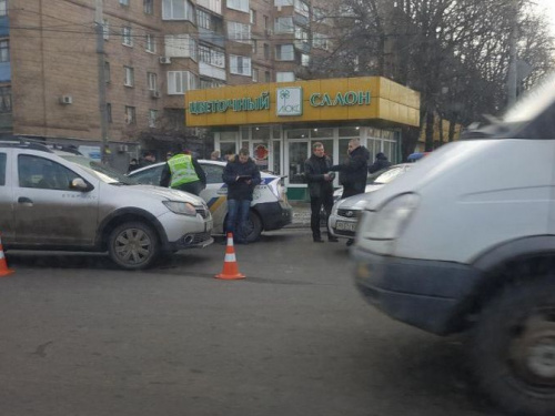 В центре Мариуполя автомобиль сбил 10-летнюю девочку (ФОТО +ВИДЕО)