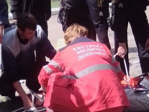 На Донетчине плита подъездного козырька упала на четырёх детей. Погибла девочка (ФОТО)