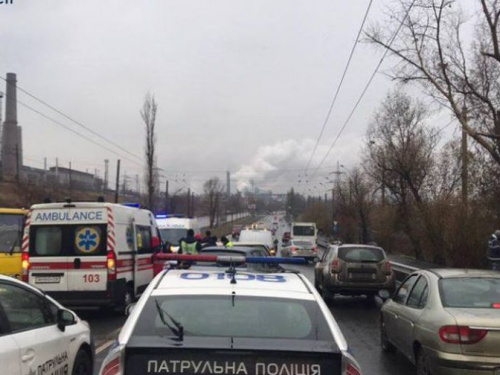 В Мариуполе затор на дороге из-за аварии с пострадавшими. Столкнулось пять машин (ФОТОФАКТ+ДОПОЛНЯЕТСЯ)