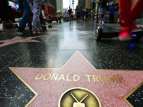 Неизвестный в костюме Халка разбил звезду Трампа в Голливуде