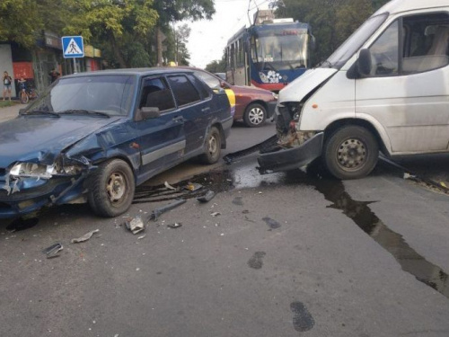 В Мариуполе столкнулись микроавтобус и легковушка. На месте работали три скорые (ФОТО)