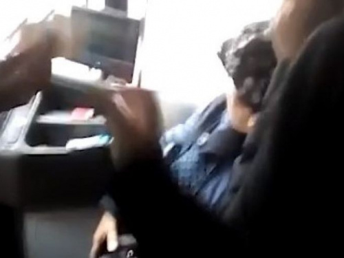 В Мариуполе, управляя троллейбусом, водитель беседовала и обилечивала пассажиров (ВИДЕО)