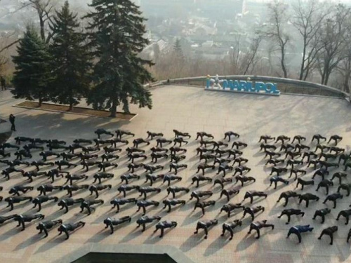Полицейские Мариуполя устроили «отжимательный» флешмоб (ФОТО)