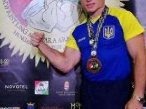 Мариупольский армрестлер привез из Венгрии бронзу чемпионата мира