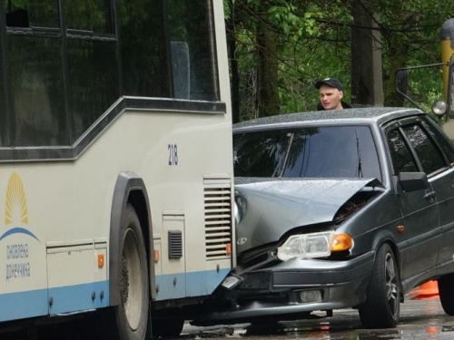 В Мариуполе легковушка врезалась в троллейбус (ФОТО)