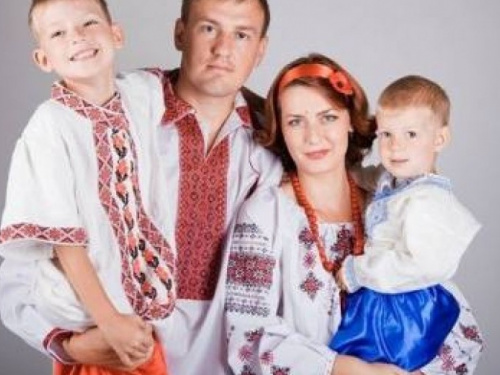 За фотографию в вышиванке мариупольцам обещают подарок