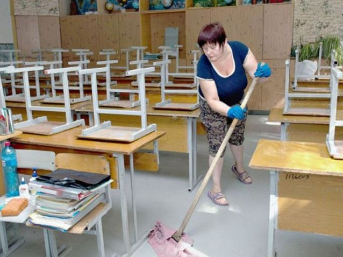 Кто должен убирать в школах Мариуполя – дети или техничка за деньги родителей?