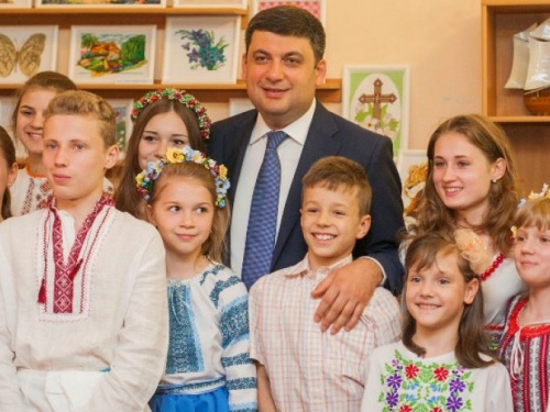 Владимир Гройсман посетил детский дом в Мариуполе и поздравил детей с праздником (ФОТО)
