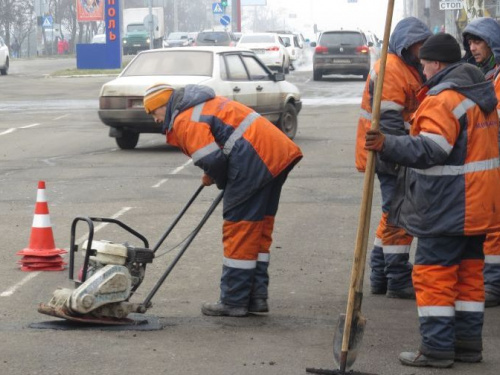 В холодном Мариуполе после тестового эксперимента начали укладывать  холодный асфальт (ФОТО+ВИДЕО)