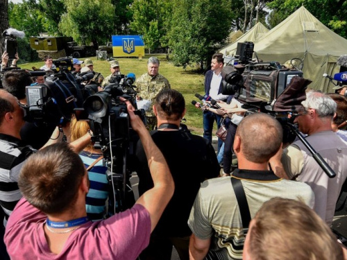 Порошенко отбыл в Америку, а в прессе обсуждают введение военного положения в Мариуполе и Донбассе (ФОТО)