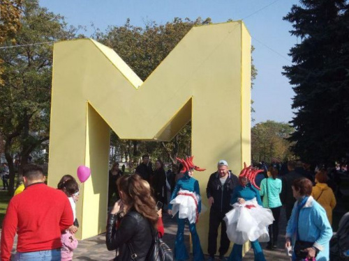 Аттракцион Кука, аниматоры и развлечения: в центре Мариуполя началось массовое гуляние (ФОТО+ВИДЕО)