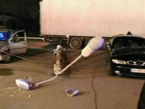 Упавший в Мариуполе фонарный столб едва не повредил два автомобиля (ФОТОФАКТ)