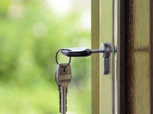 В квартире неизвестные, а хозяин пропал: в Мариуполе разыскивают 30-летнего мужчину (ВИДЕО)