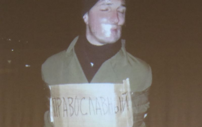 В Мариуполе киевлянина примотали на морозе скотчем к столбу с табличкой "православный"
