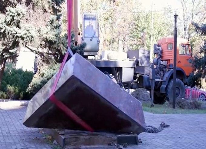Окупанти демонтували пам’ятник жертвам Голодомору в Маріуполі
