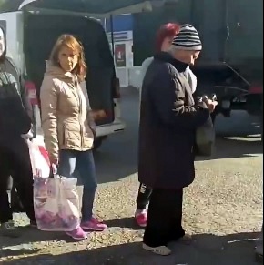 В окупованому Маріуполі люди годинами стоять у чергах за безкоштовним хлібом