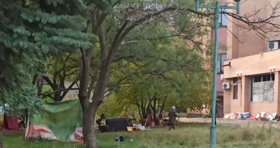 В Маріуполі пенсіонери досі живуть в палатках біля кінотеатру «Савона»