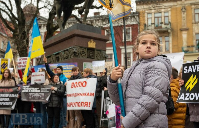 Родини захисників Маріуполя пройшли ходою Львовом