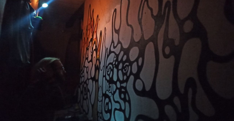 Художниця з Маріуполя написала картину грифелями зі згорілої квартири