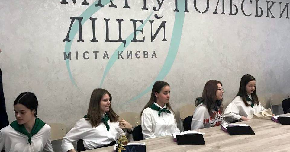 Маріупольський міський ліцей розпочав роботу у Києві: за парти сіли перші 30 студентів