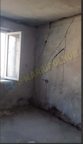 У Маріуполі окупанти міняють вікна в аварійних квартирах та звітують про виконані роботи