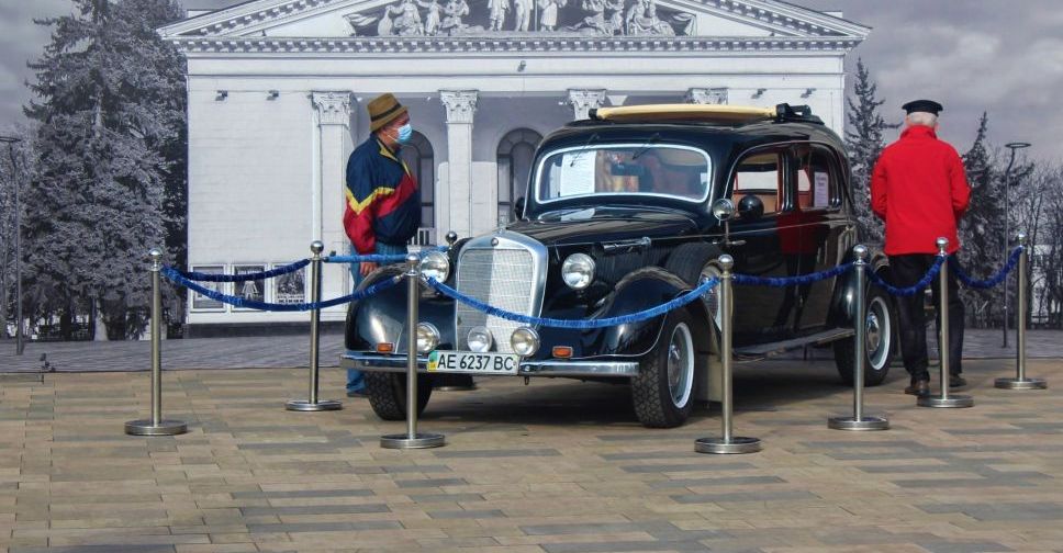 Мерседес Штирлица, ретро-кино и бачата – как в центре Мариуполя ...