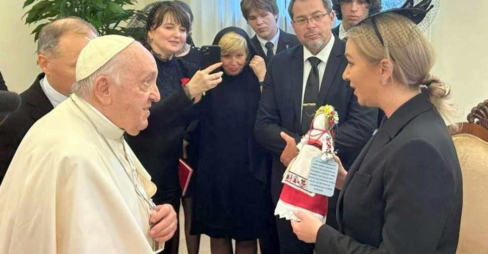 Папі Римському передали ляльку-мотанку від маленьких маріупольців - подробиці
