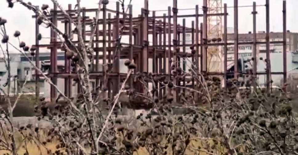 Оновлений Маріуполь - бур'ян, зруйновані будинки та прапор окупантів